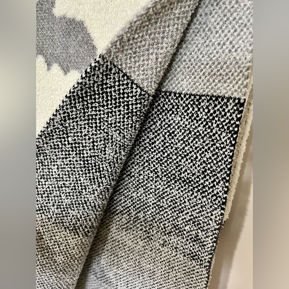 Cynthia Rowley Decorative Throw Blanket Bats - Picture 4 of 4